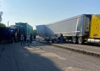 UEPC previene por accidente múltiple sobre la autopista Colima-Manzanillo; los dos carriles están bloqueados