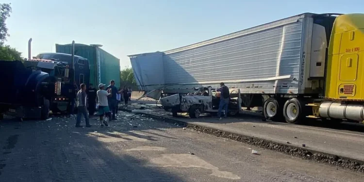 UEPC previene por accidente múltiple sobre la autopista Colima-Manzanillo; los dos carriles están bloqueados