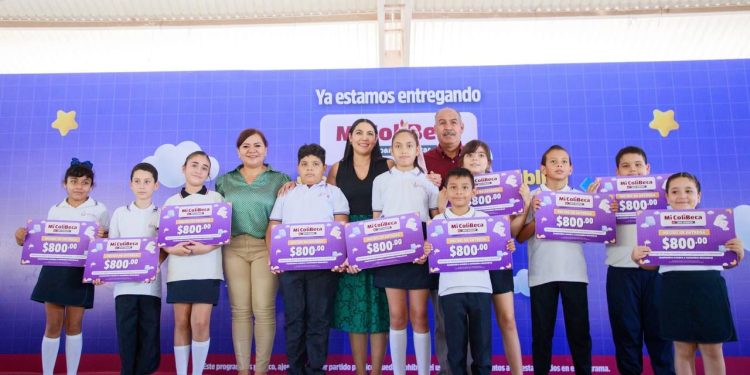 Indira Vizcaíno continuó la entrega de Mi ColiBeca para Empezar a estudiantes de primarias públicas de Cuauhtémoc