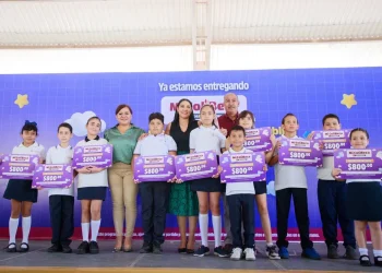 Indira Vizcaíno continuó la entrega de Mi ColiBeca para Empezar a estudiantes de primarias públicas de Cuauhtémoc