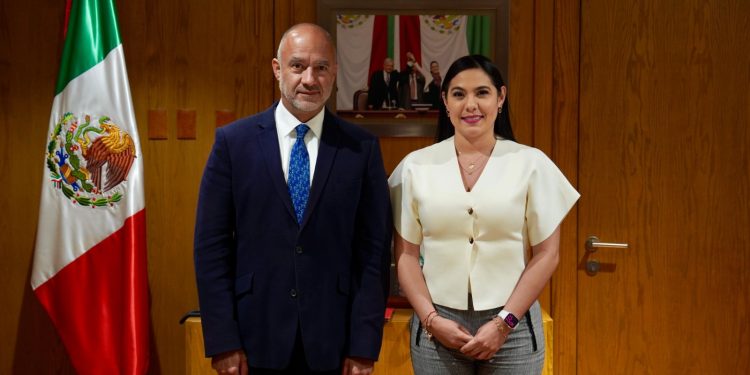 Indira Vizcaíno y Jesús Esteva, titular de la SICT, analizan proyectos para el estado de Colima