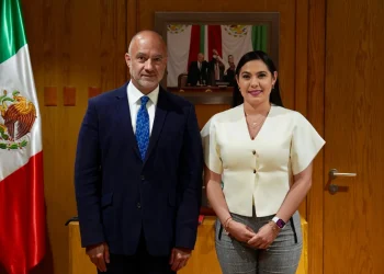 Indira Vizcaíno y Jesús Esteva, titular de la SICT, analizan proyectos para el estado de Colima