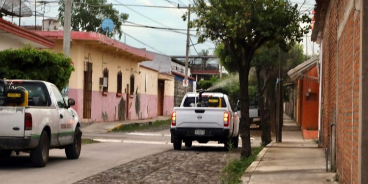 Este viernes, Secretaría de Salud fumiga en el centro de Colima, así como en colonias de Tecomán y Manzanillo