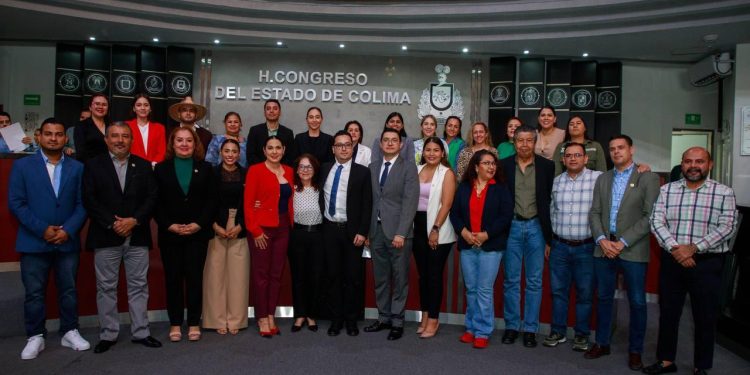 Indira Vizcaíno acudió a la toma de protesta del nuevo presidente de Derechos Humanos en Colima