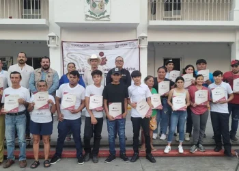 IEEA firma convenio con Ayuntamiento de Armería y entrega 28 certificados de conclusión de nivel básico