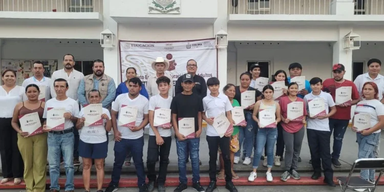 IEEA firma convenio con Ayuntamiento de Armería y entrega 28 certificados de conclusión de nivel básico