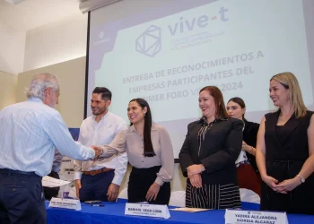Gobernadora de Colima participa en entrega de reconocimientos de Coparmex e Infonavit a Empresas de Diez