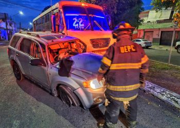 UEPC y CRUM atienden accidente entre ruta y camioneta en el centro de Colima