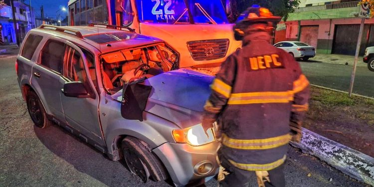 UEPC y CRUM atienden accidente entre ruta y camioneta en el centro de Colima