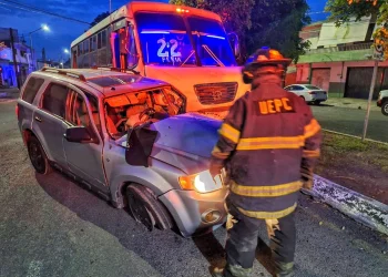 UEPC y CRUM atienden accidente entre ruta y camioneta en el centro de Colima