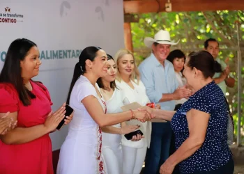 Indira entregó cartas de autorización para apoyos a productores de Tecomán, Manzanillo, Armería, Ixtlahuacán y Coquimatlán