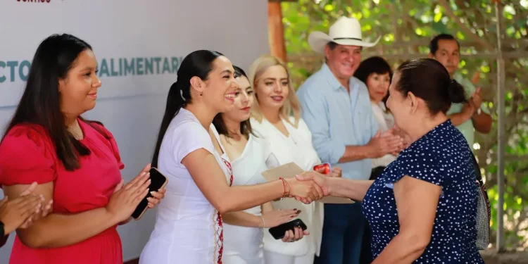 Indira entregó cartas de autorización para apoyos a productores de Tecomán, Manzanillo, Armería, Ixtlahuacán y Coquimatlán