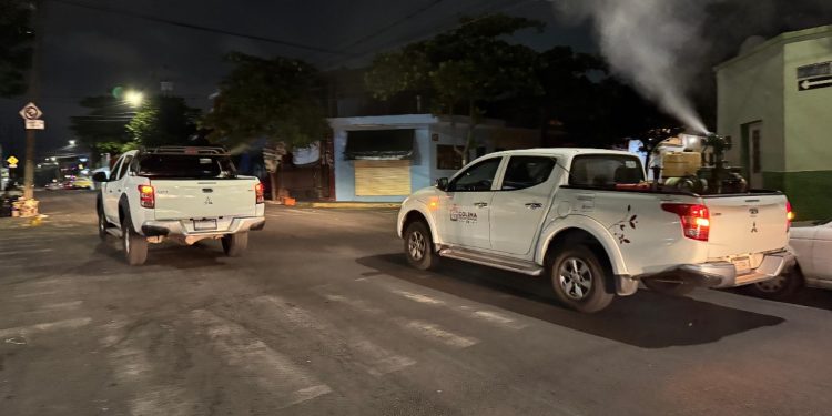 Salud Colima fumiga otra vez contra el dengue en Manzanillo y Villa de Álvarez, este jueves