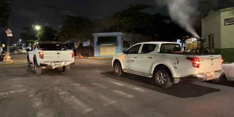 Salud Colima fumiga otra vez contra el dengue en Manzanillo y Villa de Álvarez, este jueves