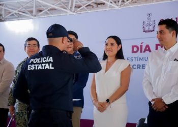 Gobernadora de Colima entrega reconocimientos y estímulos económicos a policías por su día social