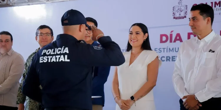 Gobernadora de Colima entrega reconocimientos y estímulos económicos a policías por su día social