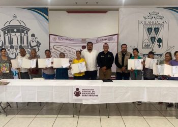 IEEA Colima entrega certificados a 20 personas que terminaron su educación básica, en Ixtlahuacán