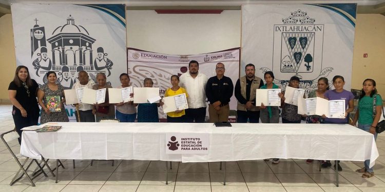 IEEA Colima entrega certificados a 20 personas que terminaron su educación básica, en Ixtlahuacán