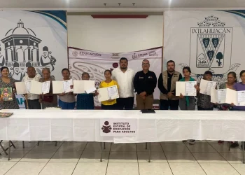 IEEA Colima entrega certificados a 20 personas que terminaron su educación básica, en Ixtlahuacán