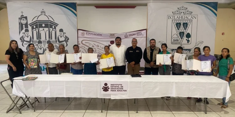 IEEA Colima entrega certificados a 20 personas que terminaron su educación básica, en Ixtlahuacán