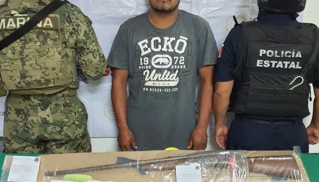 Policía Estatal de Colima y Marina detienen a presunto responsable de violación a la Ley Federal de Armas de Fuego y Explosivos FGE