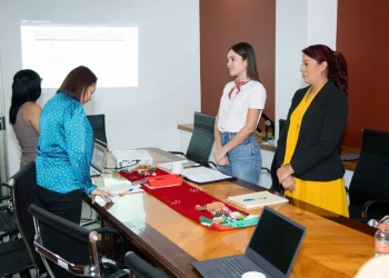 Recibe Comisión Legislativa a candidata a la titularidad del Órgano Interno de Control del TJA