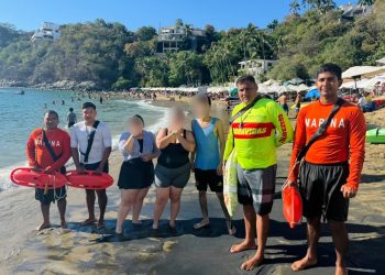Elementos de UEPC y Marina rescatan a 3 turistas en riesgo de ahogamiento, en Manzanillo