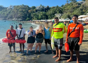 Elementos de UEPC y Marina rescatan a 3 turistas en riesgo de ahogamiento, en Manzanillo