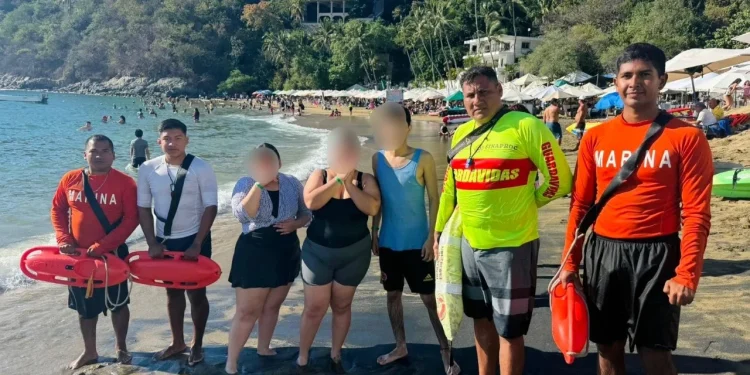 Elementos de UEPC y Marina rescatan a 3 turistas en riesgo de ahogamiento, en Manzanillo