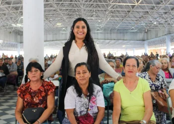 Rosario Silva encabezó la entrega de 700 tarjetas de la Pensión Mujeres Bienestar, en esta capital