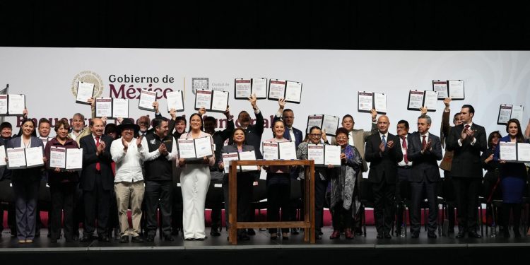 Indira Vizcaíno se reúne con subsecretario de la SICT, tras anuncio de la presidenta Sheinbaum de más obras para Colima