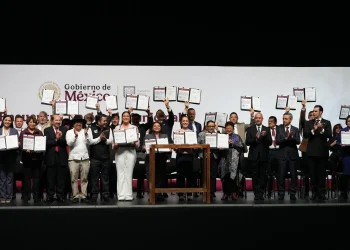 Indira Vizcaíno se reúne con subsecretario de la SICT, tras anuncio de la presidenta Sheinbaum de más obras para Colima