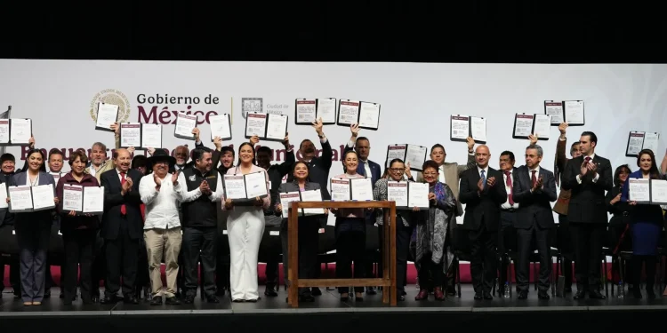 Indira Vizcaíno se reúne con subsecretario de la SICT, tras anuncio de la presidenta Sheinbaum de más obras para Colima