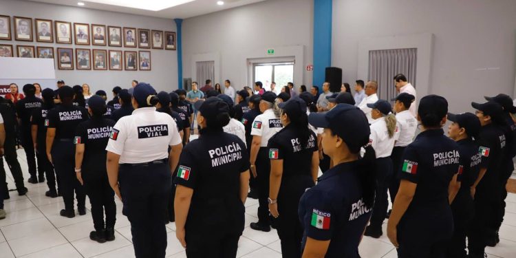 Indira entrega uniformes y equipo a policías en La Villa; en 3 años han invertido más de 36 mdp en seguridad en este municipio