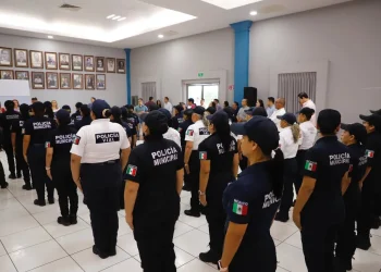 Indira entrega uniformes y equipo a policías en La Villa; en 3 años han invertido más de 36 mdp en seguridad en este municipio