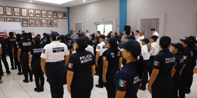 Indira entrega uniformes y equipo a policías en La Villa; en 3 años han invertido más de 36 mdp en seguridad en este municipio
