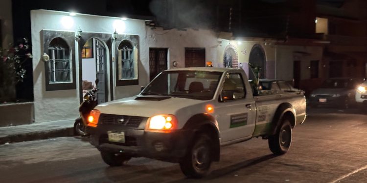 Salud Colima continúa fumigación contra dengue en Manzanillo y Villa de Álvarez