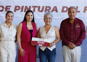 Encabeza Gobernadora de Colima entrega de pintura para 52 escuelas y oficinas educativas