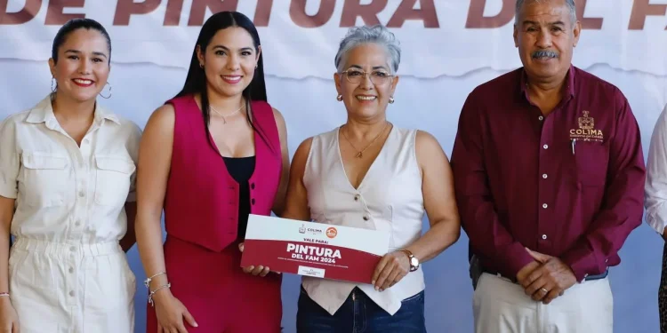 Encabeza Gobernadora de Colima entrega de pintura para 52 escuelas y oficinas educativas