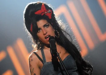 ‘Amy’ en el ecenario interpretando “Back To Black” en los MTV Europe Music Awards en 2017