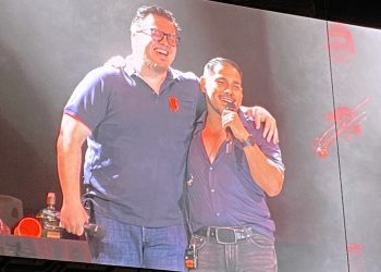 Franco Escamilla canta “Sin rencores” junto a Espinoza Paz en La Arena Monterrey