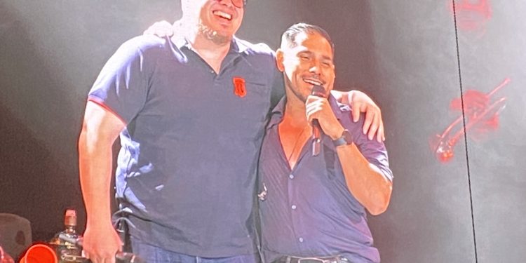 Franco Escamilla canta “Sin rencores” junto a Espinoza Paz en La Arena Monterrey