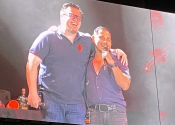 Franco Escamilla canta “Sin rencores” junto a Espinoza Paz en La Arena Monterrey