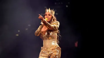 Chiquis Rivera interpretó “Porque soy abeja reina” en la Arena Monterrey el 30 de agosto de 2023. Este concierto fue parte de la gira “Abeja Reina Tour”
