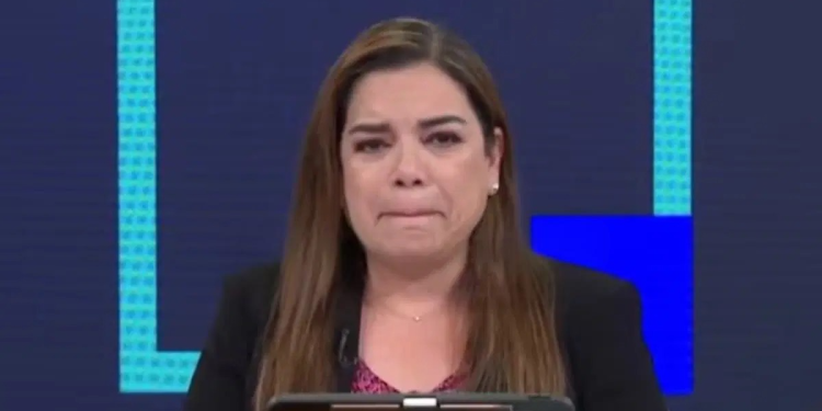‘Milagros Leiva’, periodista y conductora peruana de “Willax Televisión”, protagonizó un duro momento durante la transmisión en vivo de su programa al anunciar el fallecimiento de su padre, ‘Rail Leiva’. Este hecho ocurrió mientras conducía una entrevista, cuando recibió un mensaje urgente desde la producción que le comunicó la trágica noticia.
