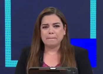 ‘Milagros Leiva’, periodista y conductora peruana de “Willax Televisión”, protagonizó un duro momento durante la transmisión en vivo de su programa al anunciar el fallecimiento de su padre, ‘Rail Leiva’. Este hecho ocurrió mientras conducía una entrevista, cuando recibió un mensaje urgente desde la producción que le comunicó la trágica noticia.