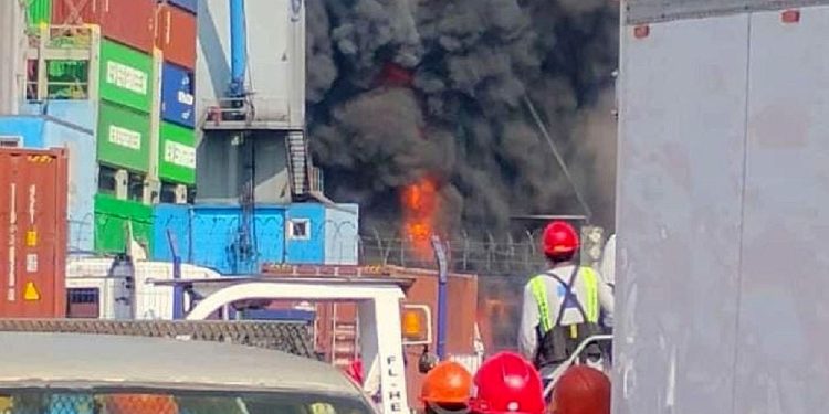 Se registro un incendio en una grúa de muelle Liebherr, en las instalaciones del tramo 7 de la banda C, operado por la terminal Hutchison Ports Timsa.