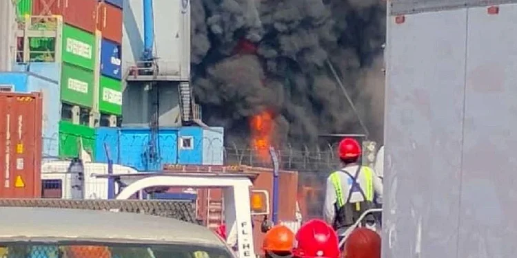 Se registro un incendio en una grúa de muelle Liebherr, en las instalaciones del tramo 7 de la banda C, operado por la terminal Hutchison Ports Timsa.