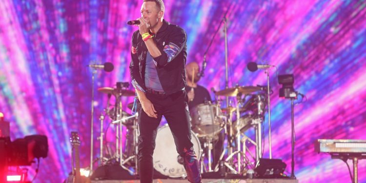 ‘Chris Martin’ detuvo su concierto para ayudar a una niña