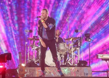 ‘Chris Martin’ detuvo su concierto para ayudar a una niña